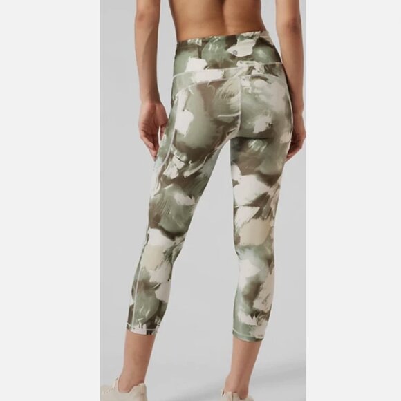 Athleta Women's Ultimate Stash II Capri Small color Painted Energy Olive XS - Picture 3 of 12